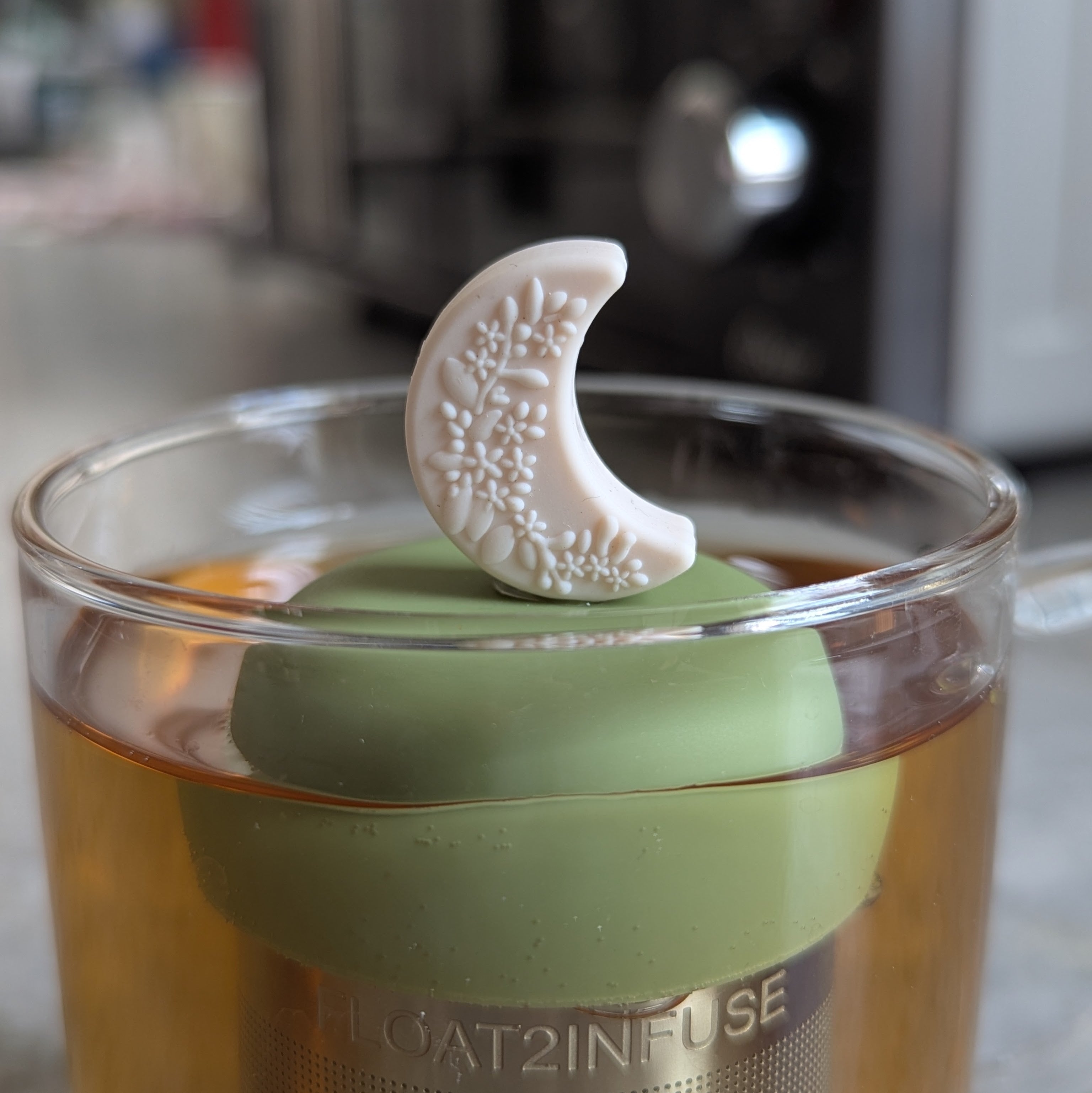 Ivory Flower Crescent Moon Floating Tea Steeper