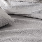 3-Piece Oversized Medallion Quilt Set - Clara Collection